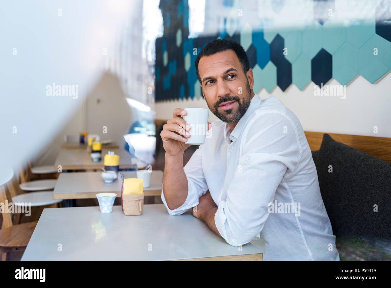 Man trinkt Kaffee in einem Cafe Stockfoto