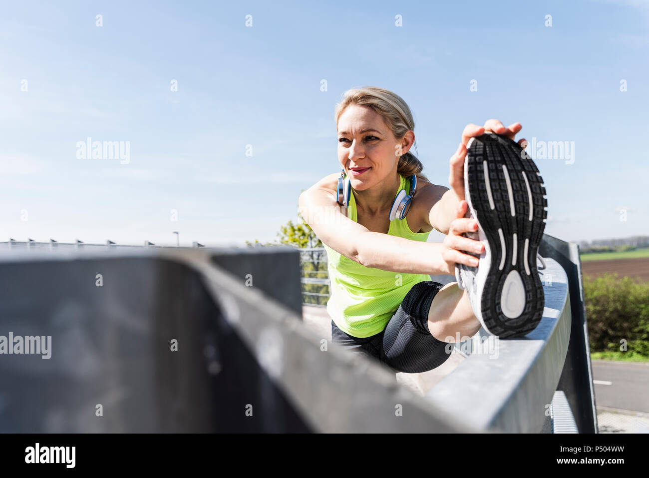 Frau Joggen in der Stadt, eine Pause, Stretching Stockfoto