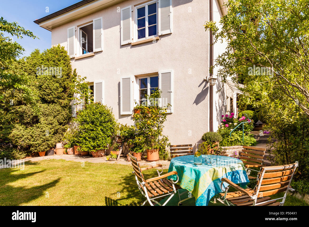Deutschland, Stuttgart, Einfamilienhaus, Garten Tisch mit Gartenstühlen Stockfoto