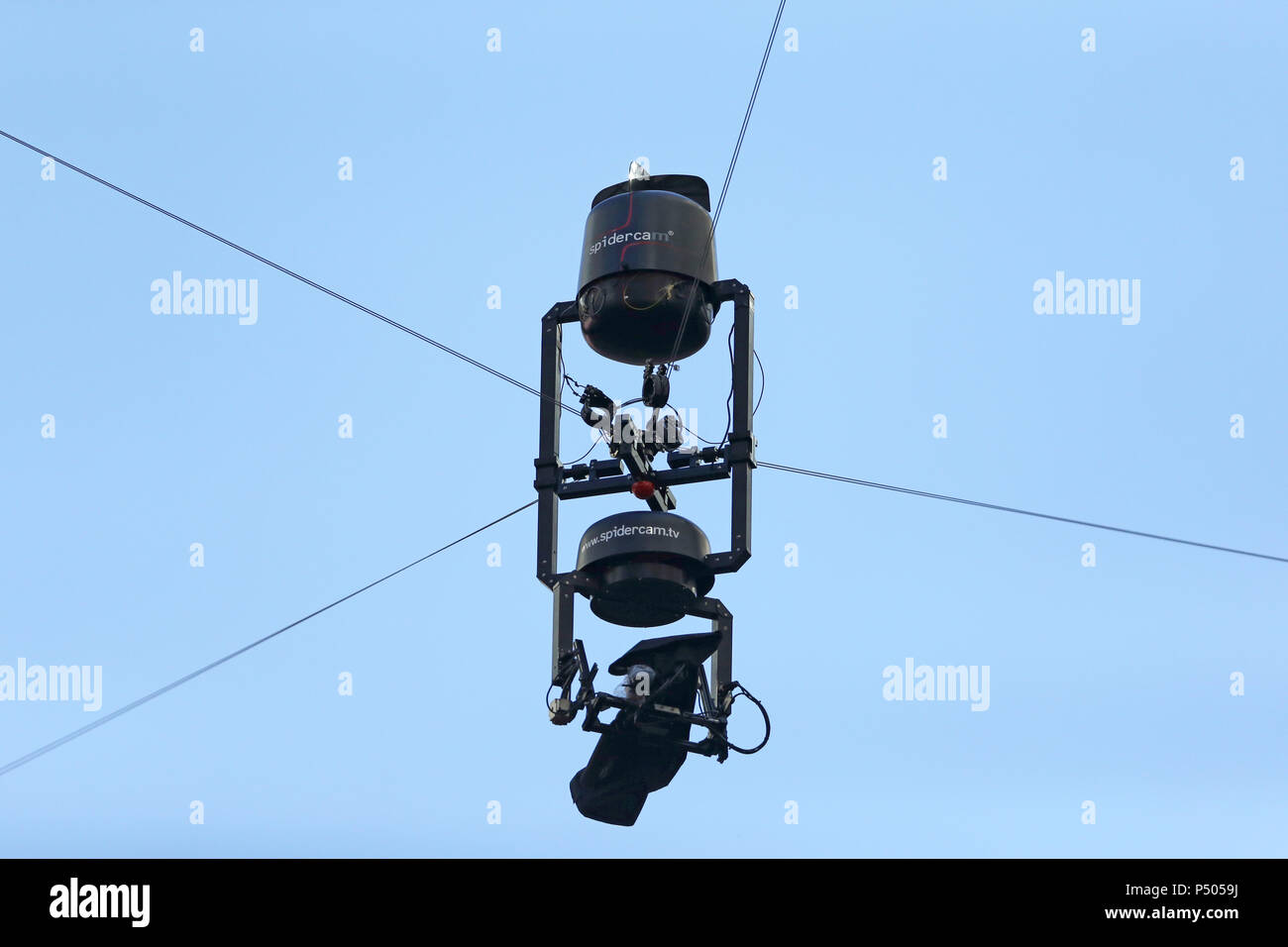 Flying TV-Kamera (SpiderCam) gesehen auf dem Stade Velodrome Stadion in Marseille. Stockfoto