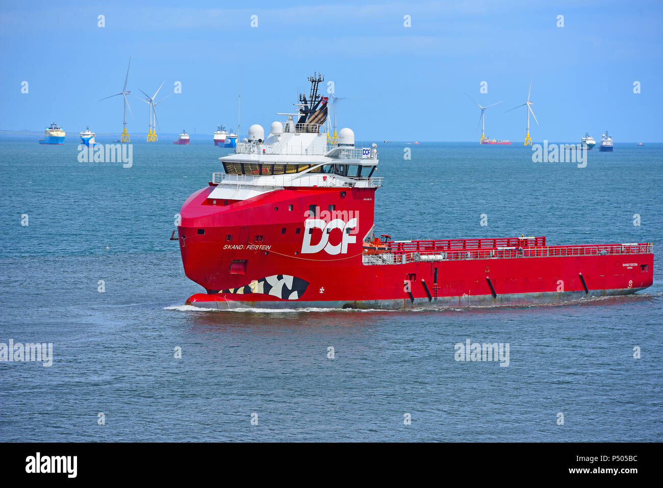 Die norwegische Offshore Supply Vessel kreuzt die Nordsee, wie es in Ansätzen Hafen Aberdeen Grampian Region Schottland. Stockfoto