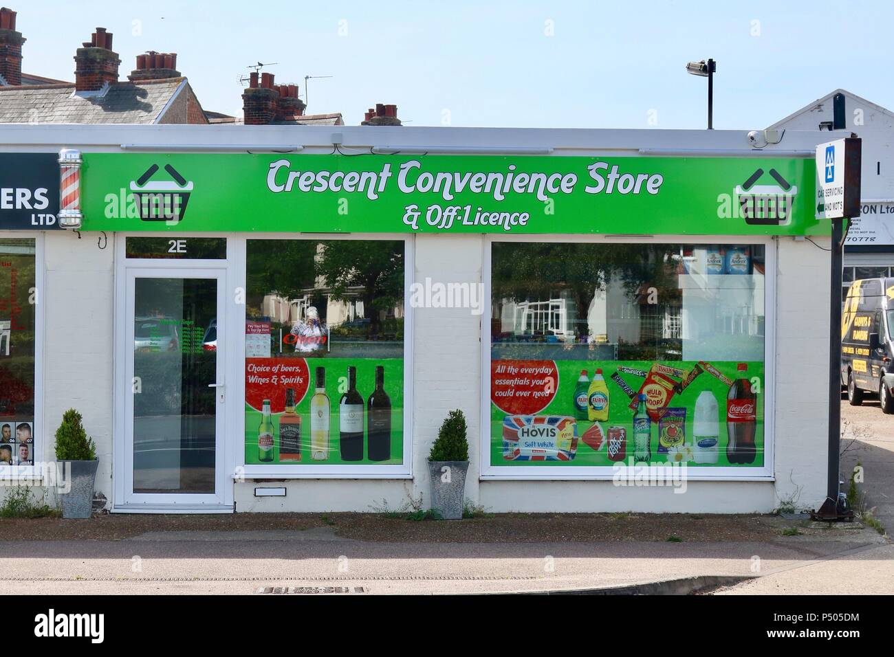 Crescent Convenience Store und weg Lizenz in Ipswich, Suffolk auf einem hellen Sommermorgen, Juni 2018. Stockfoto