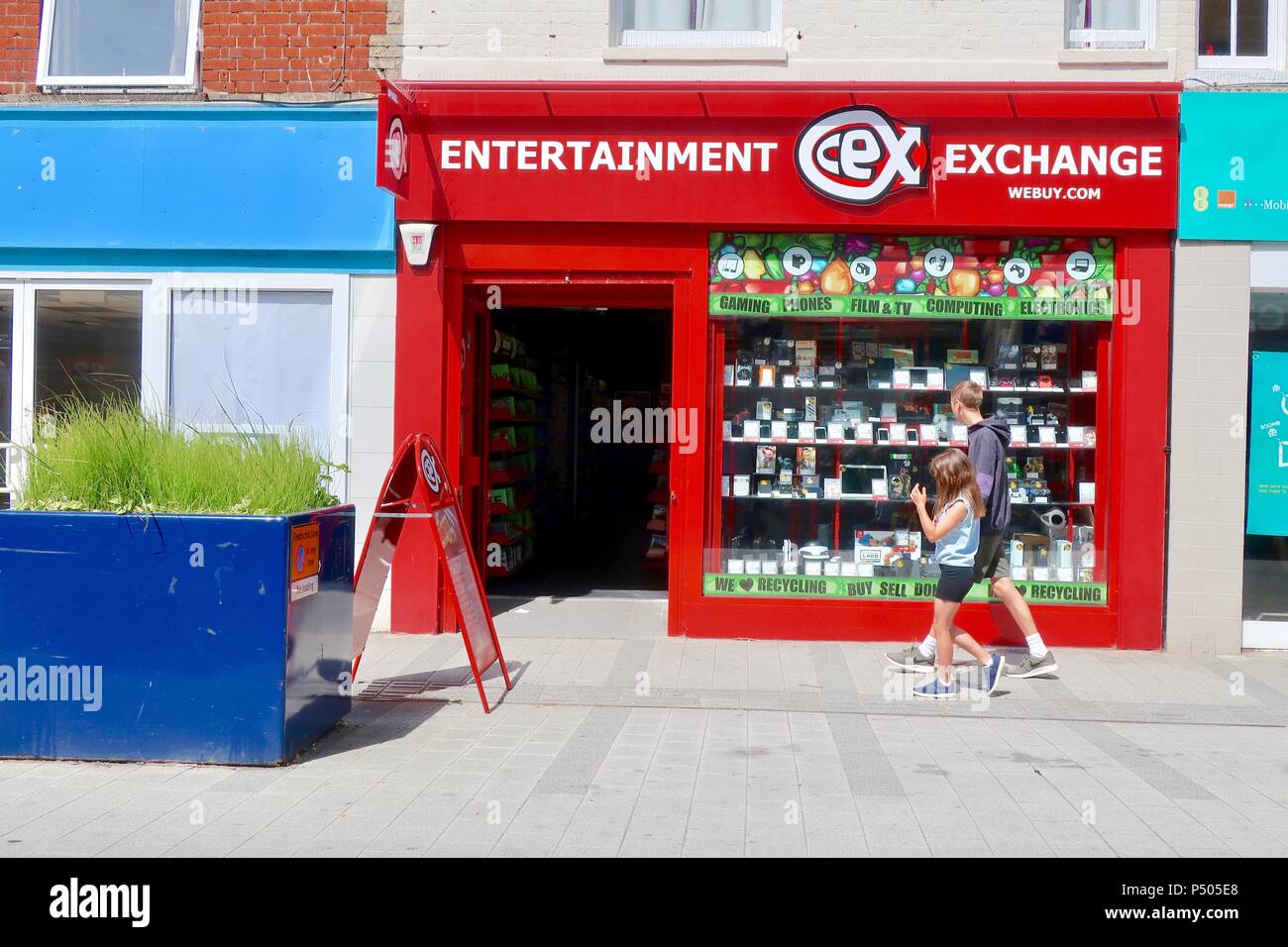 Felixstowe, Suffolk auf einem hellen Sommermorgen, Juni 2018. Unterhaltung Austausch Shop im Zentrum der Stadt. Stockfoto