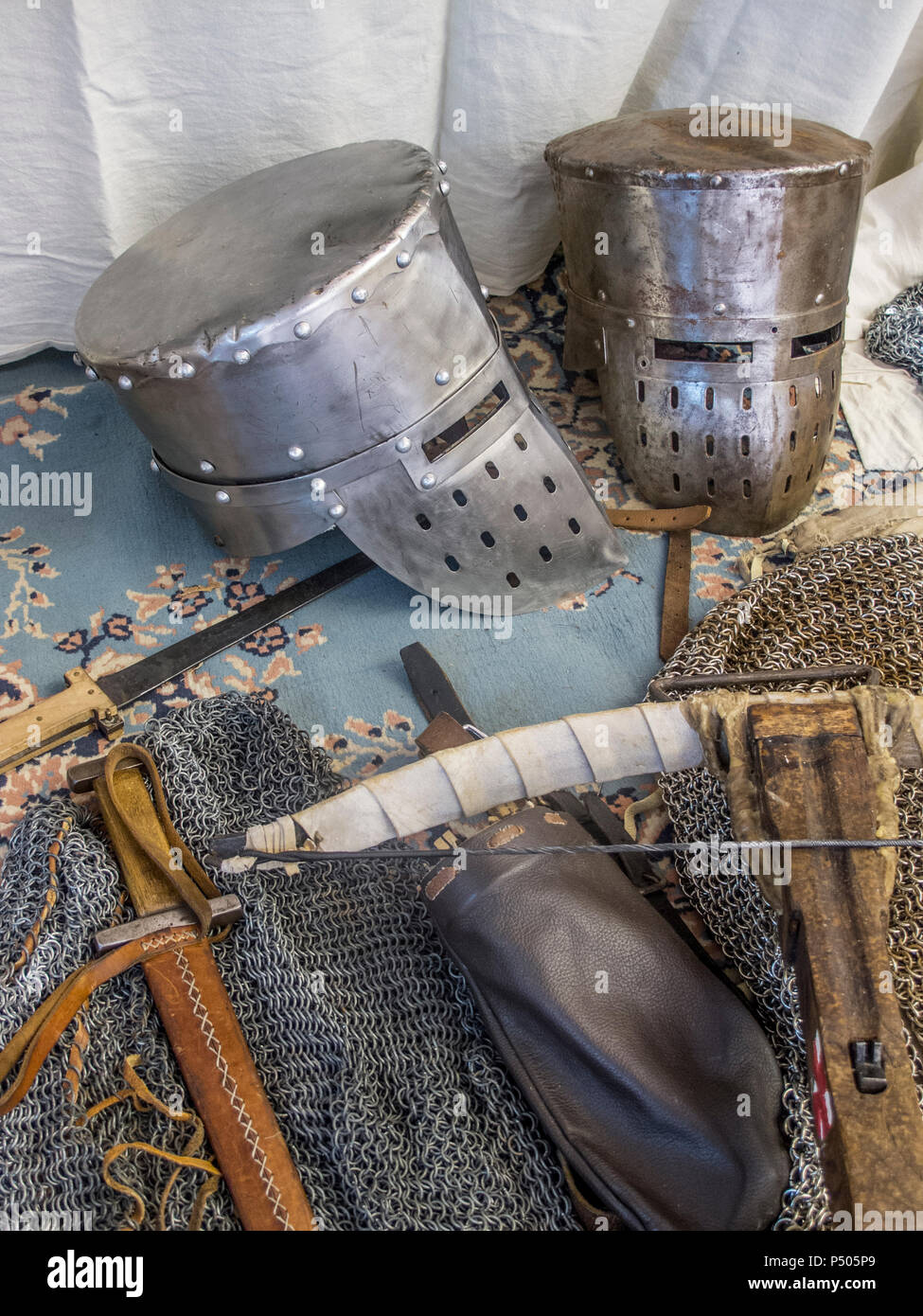 Gubbio, Festival des Mittelalters: moderne Reproduktionen von mittelalterlichen Waffen: Armbrust, Helm, Schwert und Dolch Klinge Stockfoto