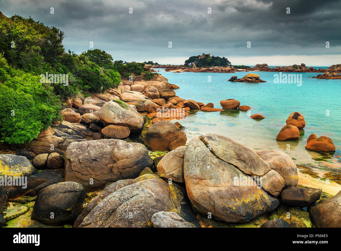 Einen atemberaubenden Meer Küste mit farbigen Felsen und spektakulären Strand, Perros-Guirec, Bretagne, Frankreich, Europa Stockfoto