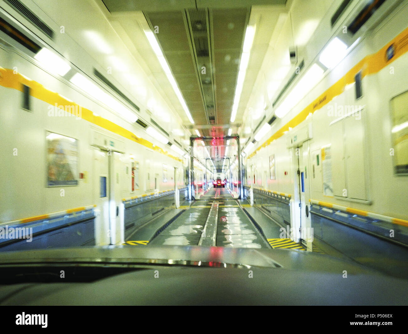 Während Der Fahrt In Einem Tunnel Haben Sie Ihr Fahrzeug Eurotunnel euro tunnel -Fotos und -Bildmaterial in hoher Auflösung – Alamy