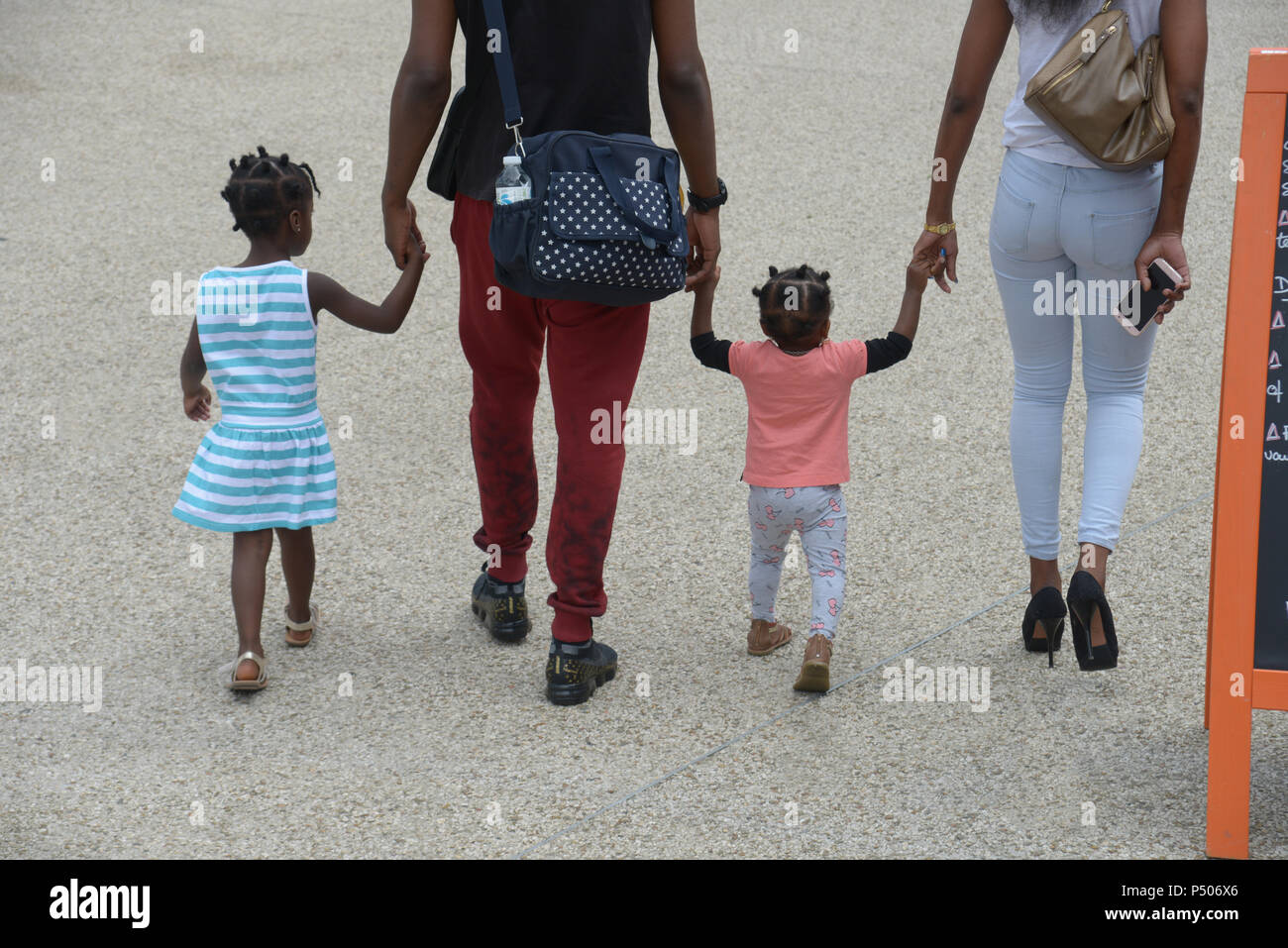 Glückliche junge Familie einen Spaziergang durch den ruhigen Sonntag Straßen Le Mans, Frankreich Stockfoto