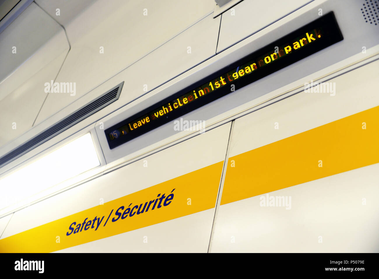 England/Frankreich Eurotunnel Le Shuttle Auto Zug Anleitungen für Fahrer und Passagiere Stockfoto