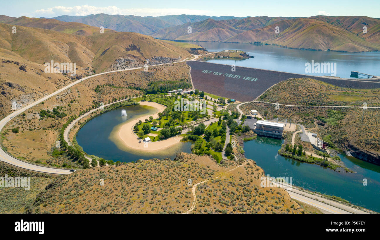 Einzigartige Perspektive auf ein Irdenes Damm in Idaho auf die Boise River Stockfoto