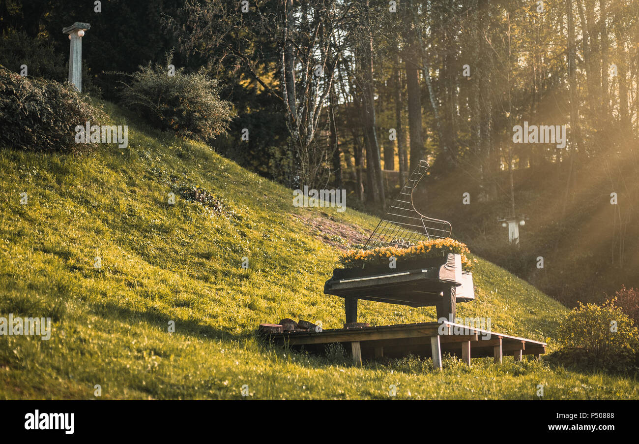 Diese verträumte Szene in Bled, Slowenien setzt eine surreale Kulisse für ein Grand Piano Verschmelzung von Natur und Musik vom Feinsten. Stockfoto
