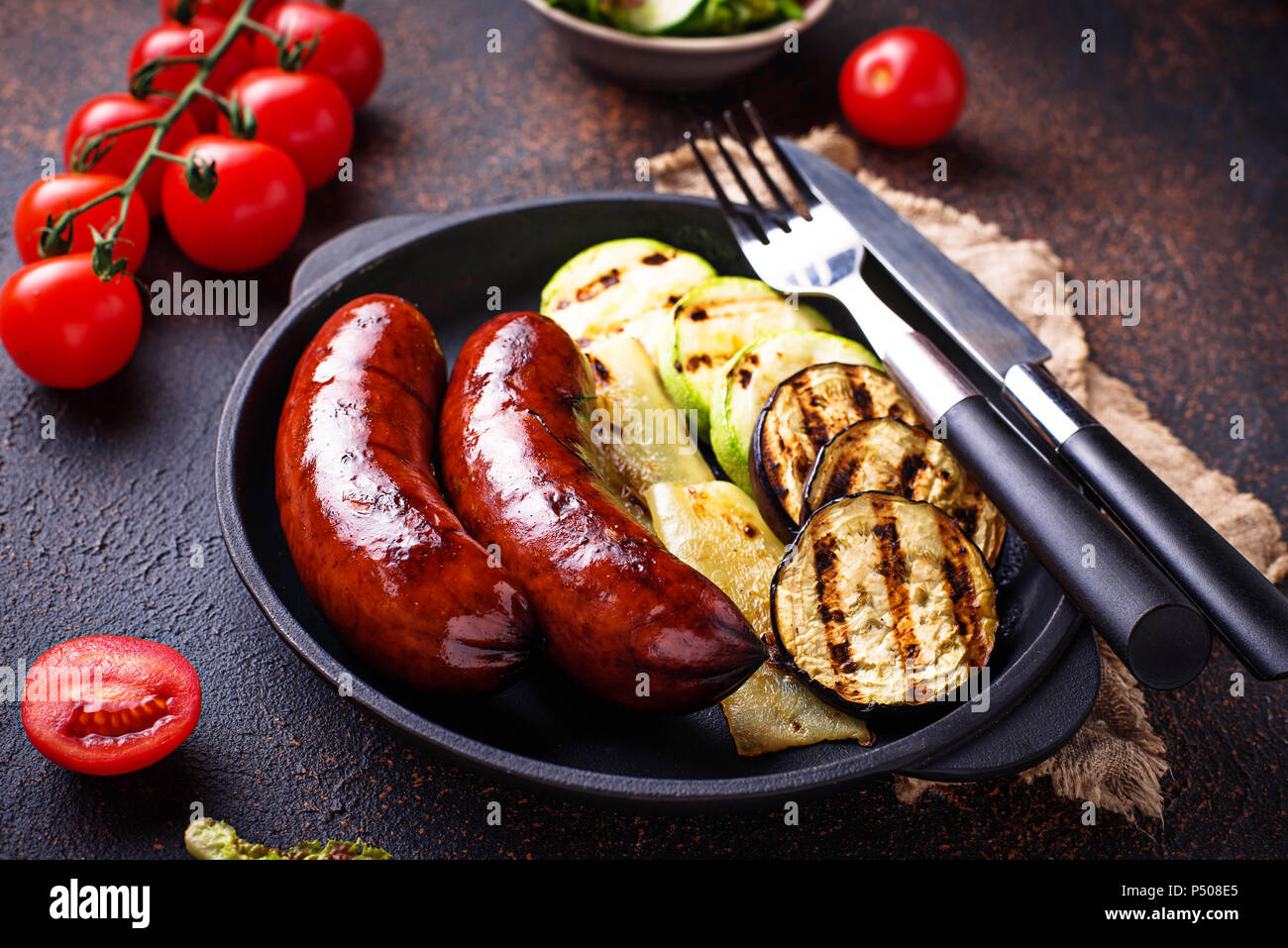 Gegrillte Würstchen und Gemüse Stockfoto