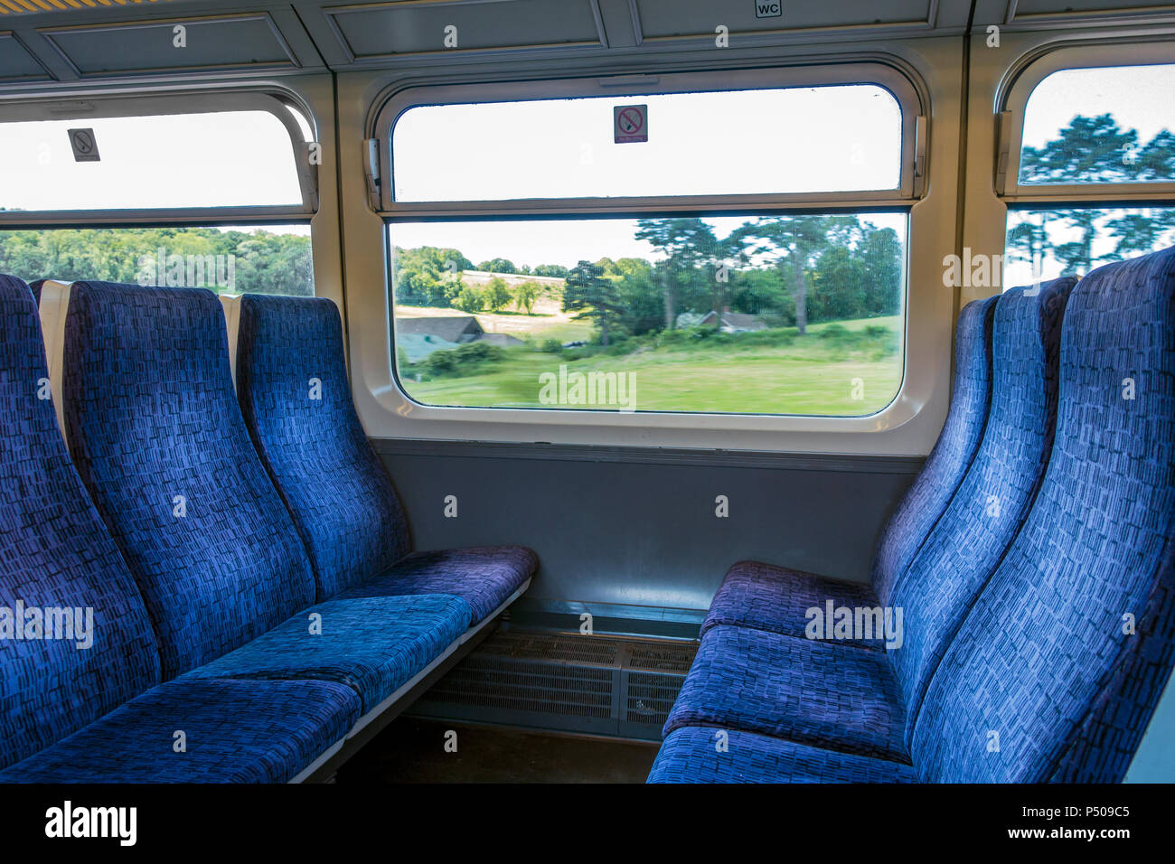 Innen, Eisenbahn, drei Sitze über, Reisen, durch, auf dem Land, in den südöstlichen Eisenbahn, Reisen, Pendeln, Kent Stockfoto