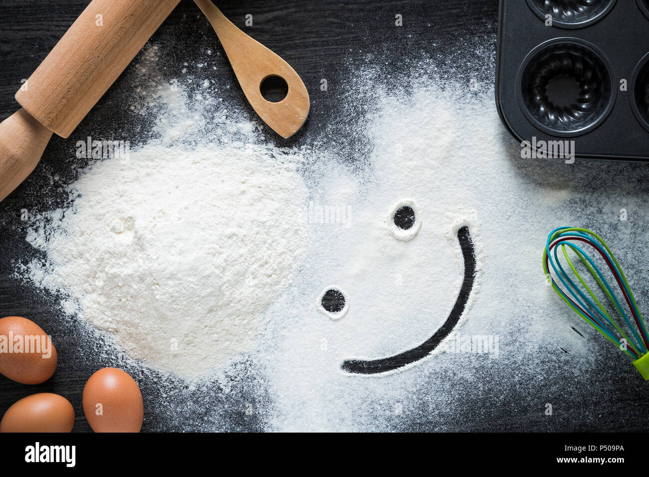 Backen Hintergrund mit einem Nudelholz, Mehl und rohe Eier Stockfoto