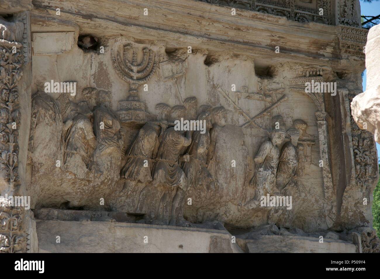 Römische Kunst. Arch von Titus. Triumphbogen, mit einem einzigen gewölbten, befindet sich auf der Via Sacra. Südosten des Forums. Es wurde von Kaiser Domitian im Gedenken an die Eroberung und Plünderung von Jerusalem im Jahre 70 (jüdischer Krieg gebaut). Von den Bogen des Titus, Raub von der Sack von Jerusalem Detail. Rom. Italien. Europa. Stockfoto