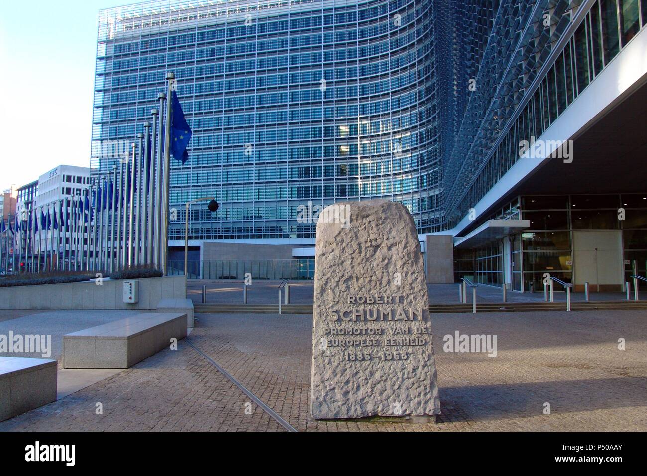 SEDE PRINCIPAL DE LA COMISION EUROPEA. Ubicada en el Edificio Berlaymont, Construído en la década de 1960 por el arquitecto Lucien de Vestel. S. XX. En Primer término, monolito dedicado Al político francés Robert Schuman (1886-1963), Autor del Plan permitió la Creación de la CECA (Comunidad Europea del Carbón y del Acero) en 1951 que. Bruselas. Bélgica. Stockfoto