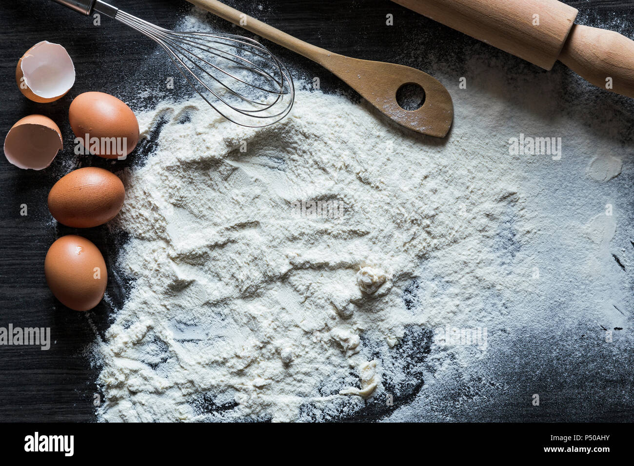 Backen Hintergrund mit einem Nudelholz, Mehl und rohe Eier Stockfoto