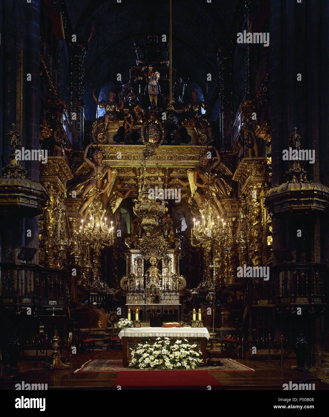 ARTE BARROCO. ESPAÑA. CATEDRAL. Vista del altar de La Capilla Mayor con la Imagen DEL APOSTOL (s. XII), Esculpida en Piedra, sentada en una Silla de Plata y Por una esclavina cubierta del mismo Metall. El cubre baldaquino que El Altar es Obra de Andrade y fue trabajado por Melchor del Prado (s. XVII). SANTIAGO DE COMPOSTELA. Estado de A Coruña. Galizien. Stockfoto