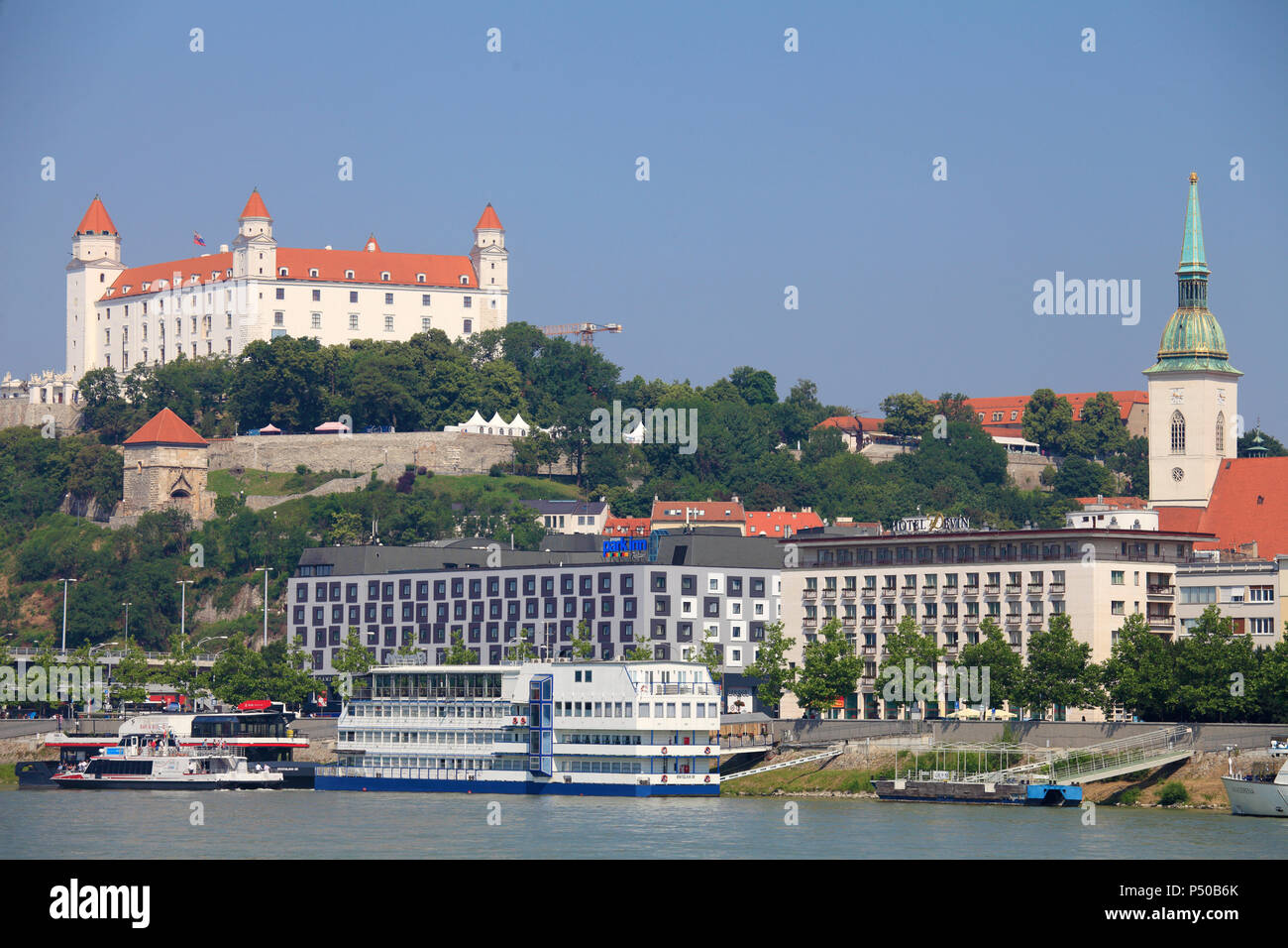 Die Slowakei, Bratislava, Skyline, Schloss, Donau, Schiffe, Stockfoto