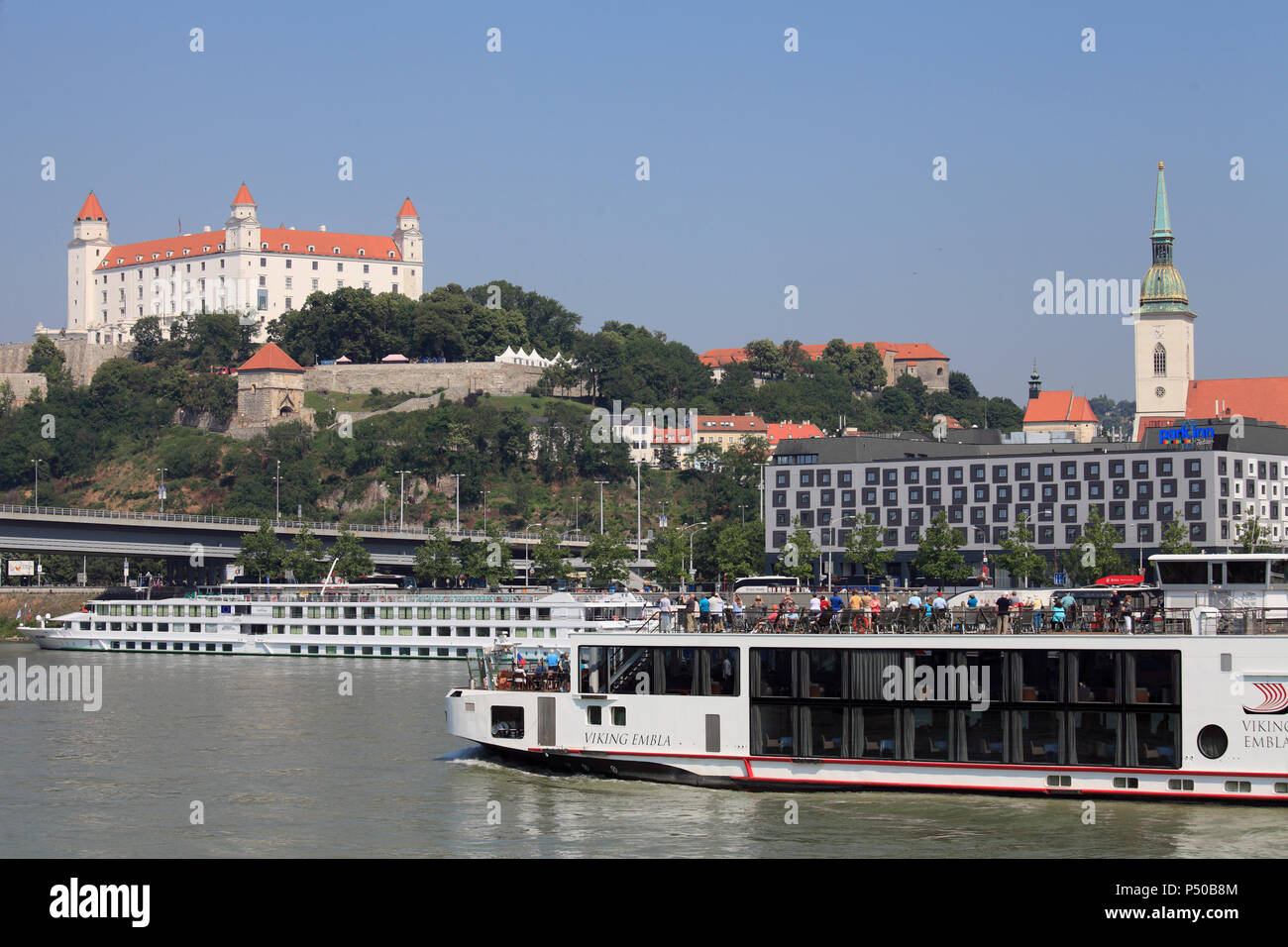 Die Slowakei, Bratislava, Skyline, Schloss, Donau, sightseeing Schiff, Stockfoto