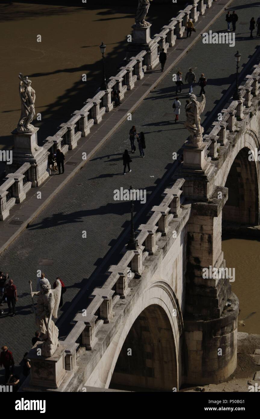 Italien. Rom. Menschen Sie über St. Angelo Brücke (1668-1671) über den Tiber. Luftaufnahme. Stockfoto