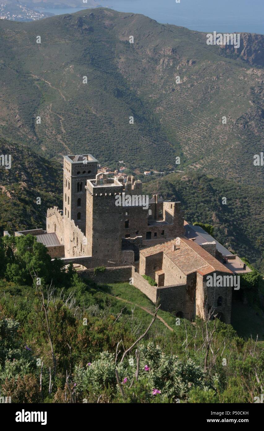 Kloster von Sant Pere de Roda (St Peter Rosen). Um das Jahr 900 gegründet. Benediktinerkloster. Das heutige Gebäude stammt aus dem 11. Jahrhundert. Panoramablick. Cap de Creus. Alt Emporda Region. In der Provinz Girona. Katalonien. Spanien. Europa. Stockfoto