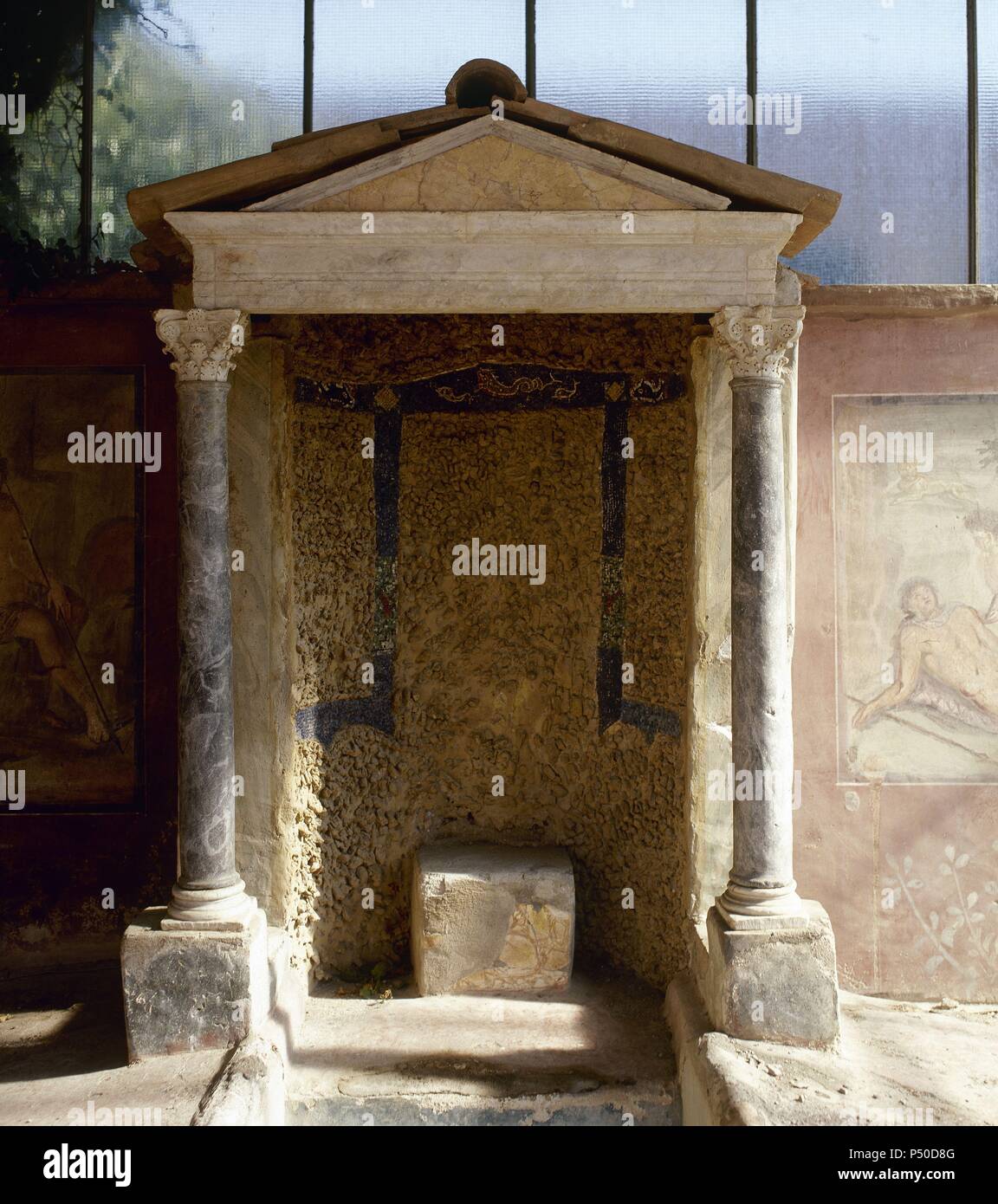 Italien. Pompeji. Das Haus der Loreius Tiburtinus (auch das Haus des Octavius Quartio genannt). Aedicula mit dekorativer Fresken von Lucius mit dem Mythos des Narziss (links) und Pyramus und Thisbe (rechts). Stockfoto