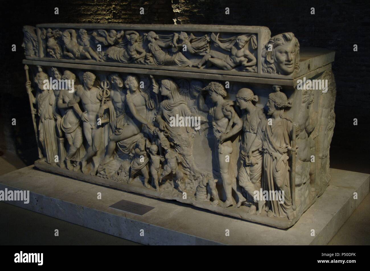 Sarkophag, Dionysos und seiner Frau, Ariadne. Aus dem Bereich Via Labicana kam. Im ersten Jahrzehnt des 3. Jahrhunderts datiert. Die nationalen Römischen Museum. Thermen des Diokletian. Rom. Italien. Stockfoto