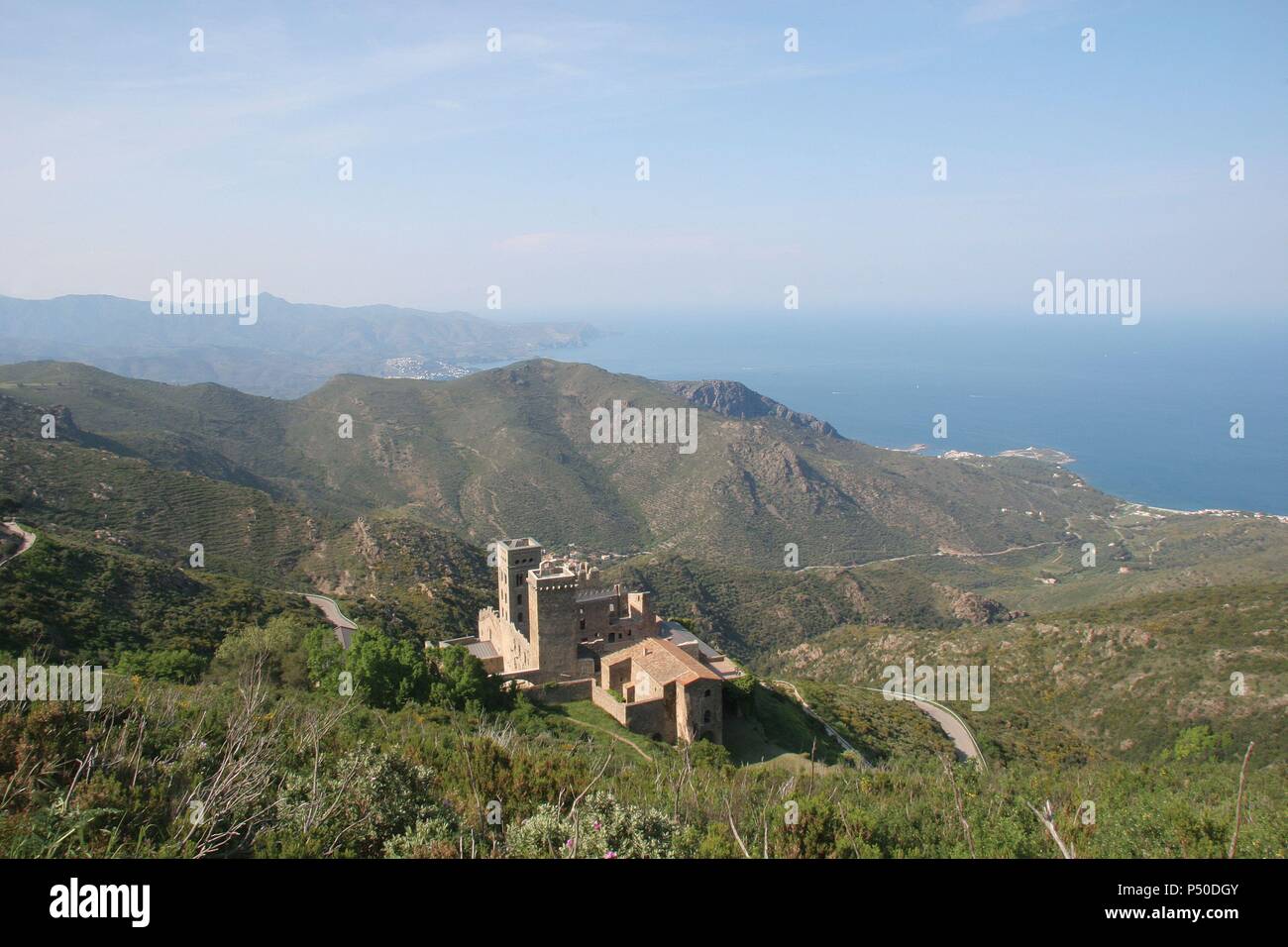 Kloster von Sant Pere de Roda (St Peter Rosen). Um das Jahr 900 gegründet. Benediktinerkloster. Das heutige Gebäude stammt aus dem 11. Jahrhundert. Panoramablick. Cap de Creus. Alt Emporda Region. In der Provinz Girona. Katalonien. Spanien. Europa. Stockfoto