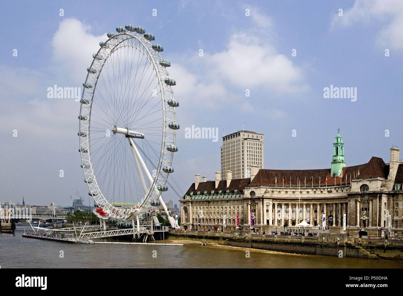 Reino Unido Londres Vista De La Noria Del Milenio London Eye A Orillas Del Rio Tamesis Inglaterra Stockfotografie Alamy