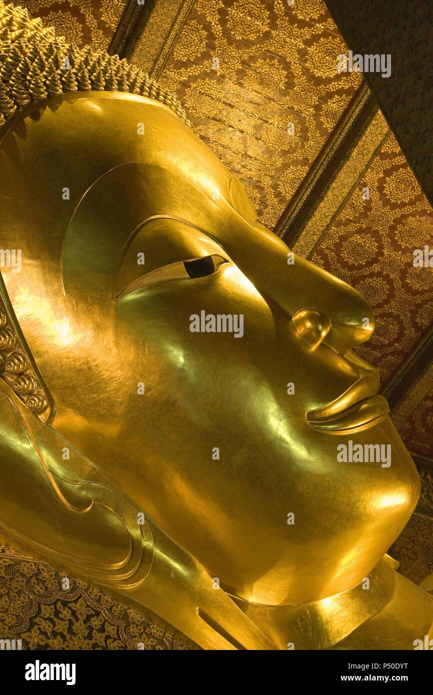 ESTATUA de las mejores RECLINADO (BUDA) en el Interior del TEMPLO DE WAT PHO (Wat Phra Chetuphon), popularmente conocido Como TEMPLO DEL BUDA YACENTE. Ocupa el emplazamiento de un Edificio religioso del s. XVI, ampliado y reformado por Rama I EN 1789. BANGKOK. Thailand. Stockfoto