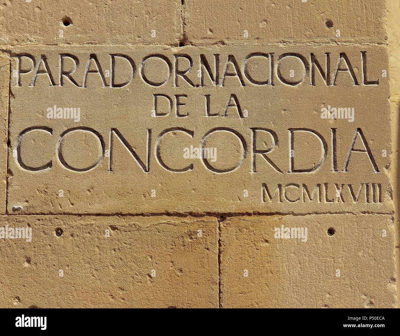 Inschrift in Stein gemeißelt der Nationalen Parador der Concordia. Alcaniz. Aragon. Spanien. Stockfoto