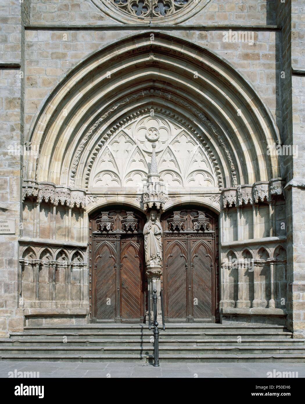 Spanien. Balmaseda. Kirche von Saint Severinus. Gotische Säulenhalle. 15. Jahrhundert. Stockfoto