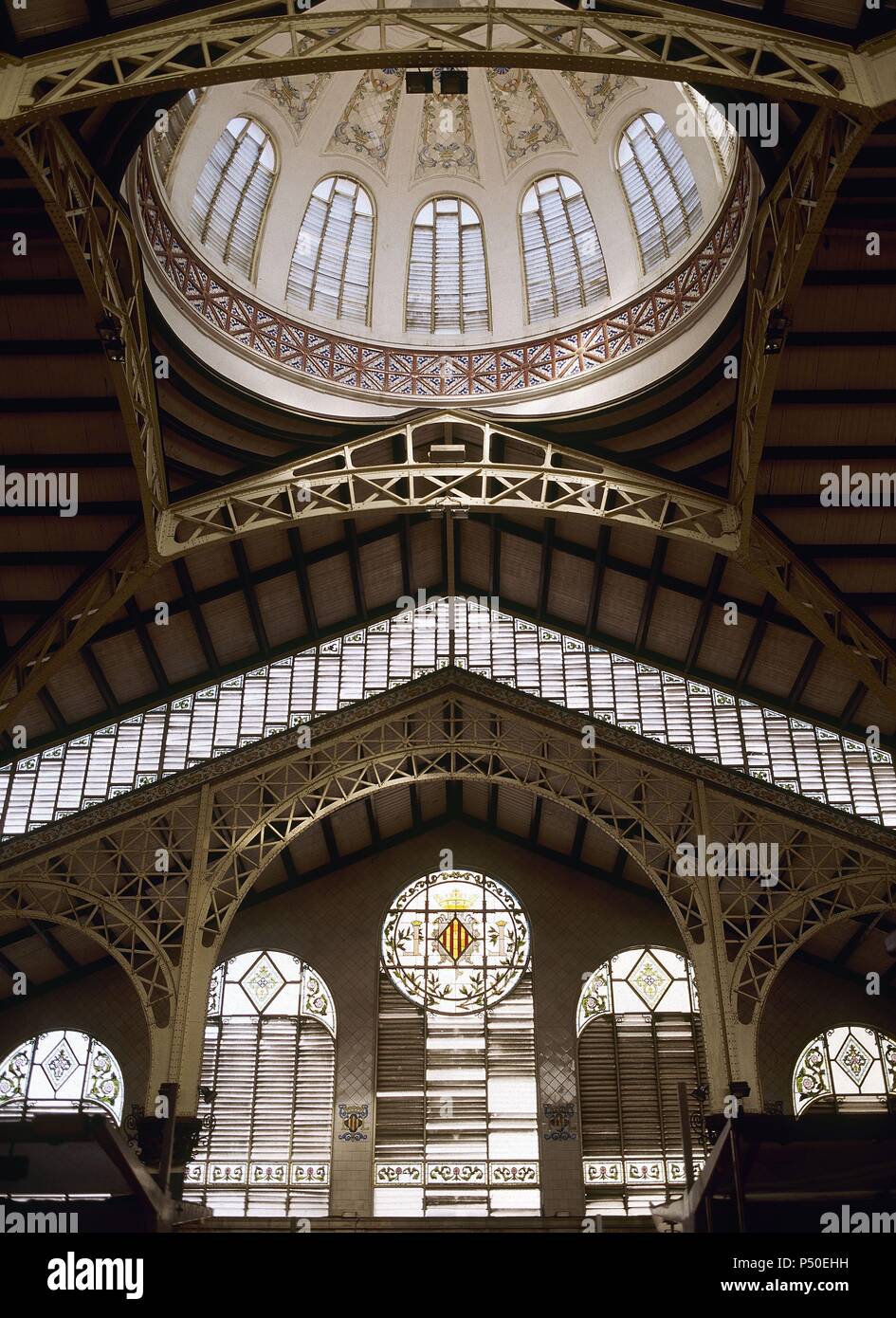 ARTE SIGLO XX. MODERNISMO. ESPAÑA. MERCADO CENTRAL DE VALENCIA. Construído en 1928 por los arquitectos Francisco GUARDIA y Alejandro SOLER. Vista de La Cúpula. Comunidad Valenciana. Stockfoto