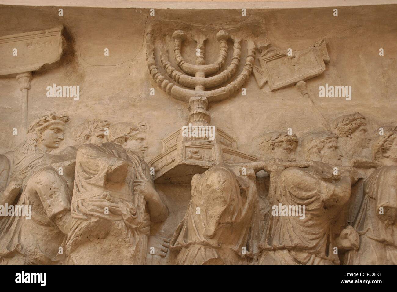 Römische Kunst. Arch von Titus. Triumphbogen, mit einem einzigen gewölbten, befindet sich auf der Via Sacra. Südosten des Forums. Es wurde von Kaiser Domitian im Gedenken an die Eroberung und Plünderung von Jerusalem im Jahre 70 (jüdischer Krieg gebaut). Von den Bogen des Titus, Raub von der Sack von Jerusalem Detail. Duplizieren. Museum der römischen Zivilisation (Museo della Civilita Romana). Rom. Italien. Europa. Stockfoto