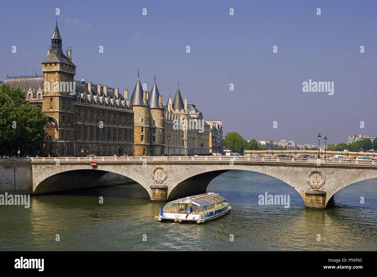 EMBARCACION TURISTICA navegando por el RIO SENA, Junto a l'Ile de la