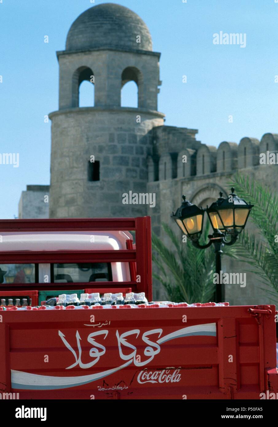 Publicidad en árabe De La Marca 'COCA-COLA' en un camión de Transporte De esta bebida. Sousse (Susa). Túnez. El Sahel. Stockfoto