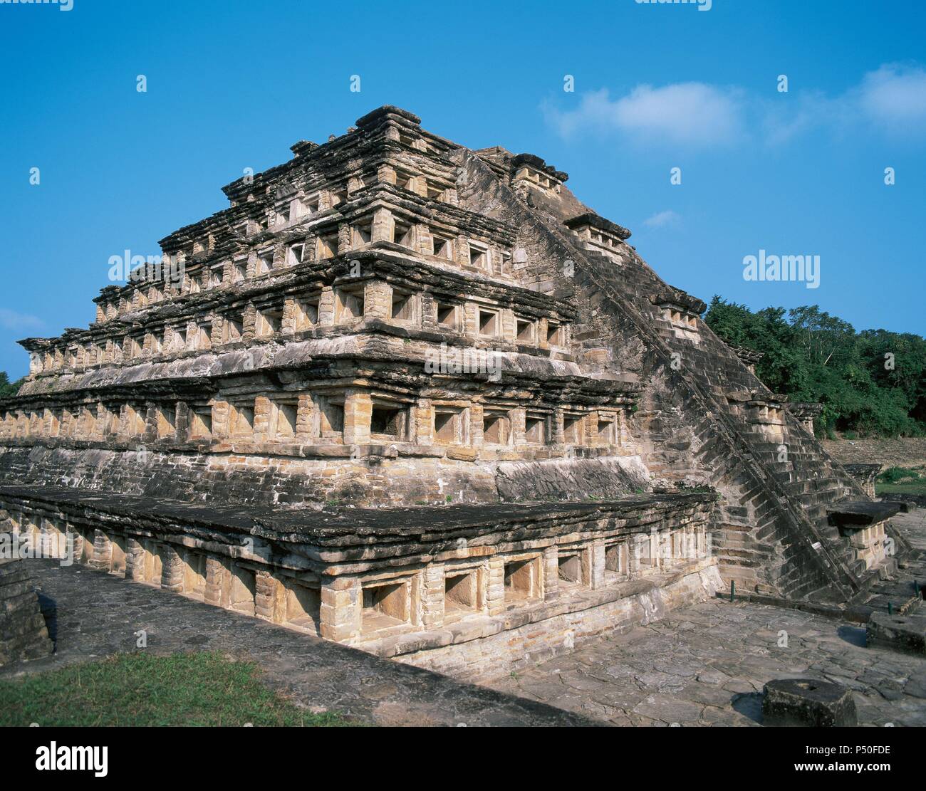 ARTE PRECOLOMBINO. HUASTECA. PIRAMIDE DE LOS NICHOS. Es El edificio más importante de Tajín. Es de Base rechteckig, de 36 m.de lado y 25 m.de Altura y está formada por 7 cuerpos superpuestos adornados con 365 nichos. SITIO ARQUEOLOGICO DE EL TAJIN. Alrededores de PAPANTLA. Estado de Veracruz. México. Stockfoto