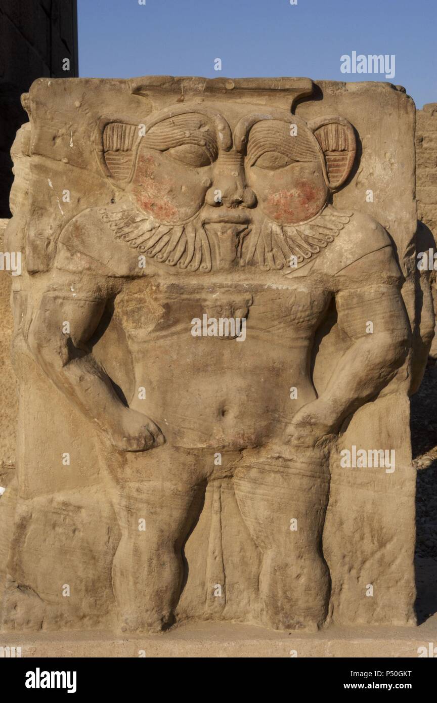 Ägyptische Kunst. Dendera. Gott Bes. Hauptstadt der Spalte. Relief auf dem Vorplatz der Tempel der Hathor. Stockfoto