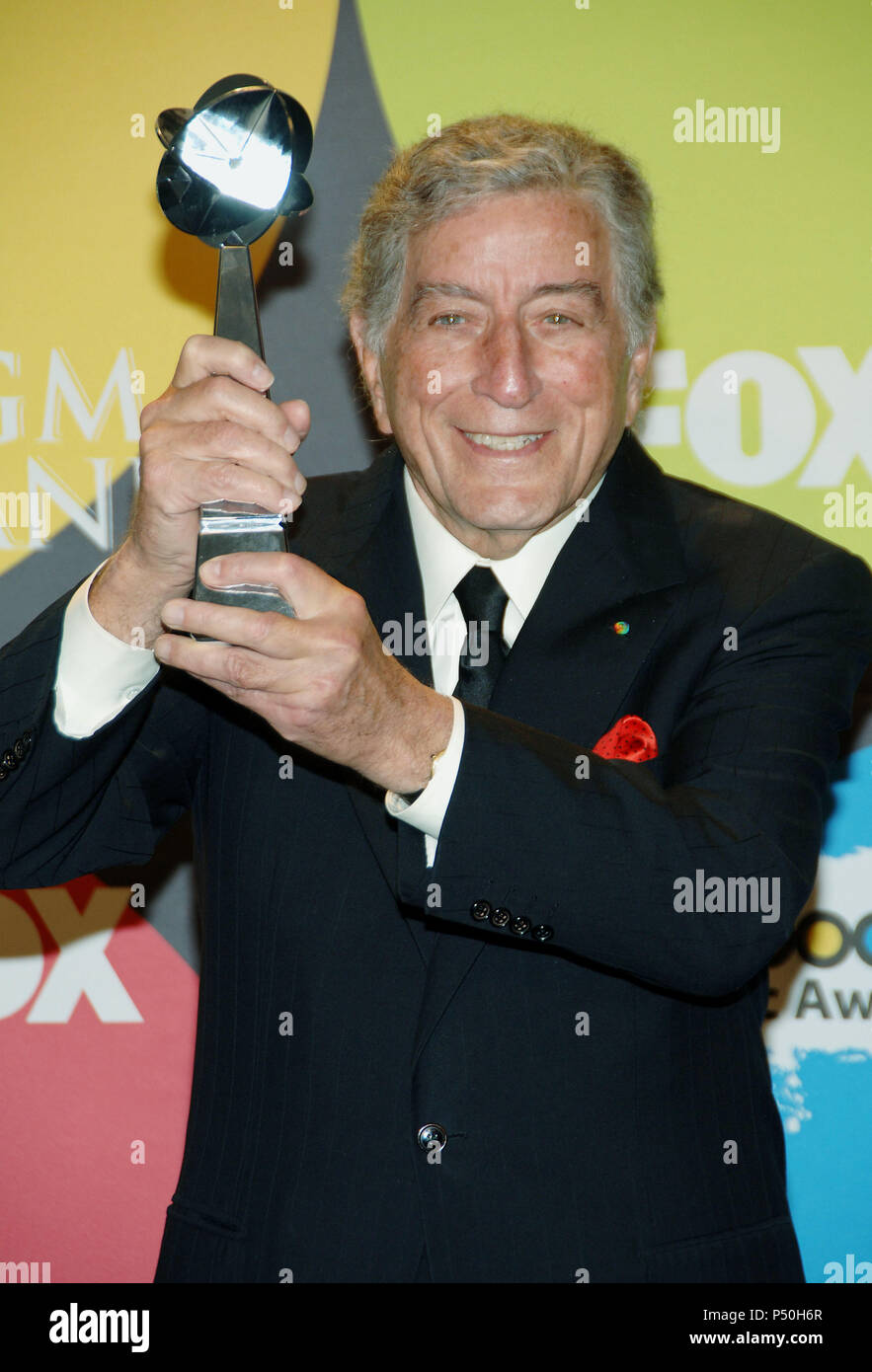 Tony Bennett backstage in der Billboard Music Awards im MGM Grand in Las Vegas. 04. Dezember 2006. 3/4 Trophäe Lächeln - 03 BennettTony 072.jpg 03 BennettTony 072 Veranstaltung in Hollywood Leben - Kalifornien, Red Carpet Event, USA, Filmindustrie, Prominente, Fotografie, Bestof, Kunst, Kultur und Unterhaltung, Topix prominente Mode, Besten, Hollywood Leben, Event in Hollywood Leben - Kalifornien, backstage Trophäe, Auszeichnungen zeigen, Film Stars, TV Stars, Musik, Promis, Topix, Bestof, Kunst, Kultur und Unterhaltung, Fotografie, Anfrage tsuni@Gamma-USA.com, Cred Stockfoto