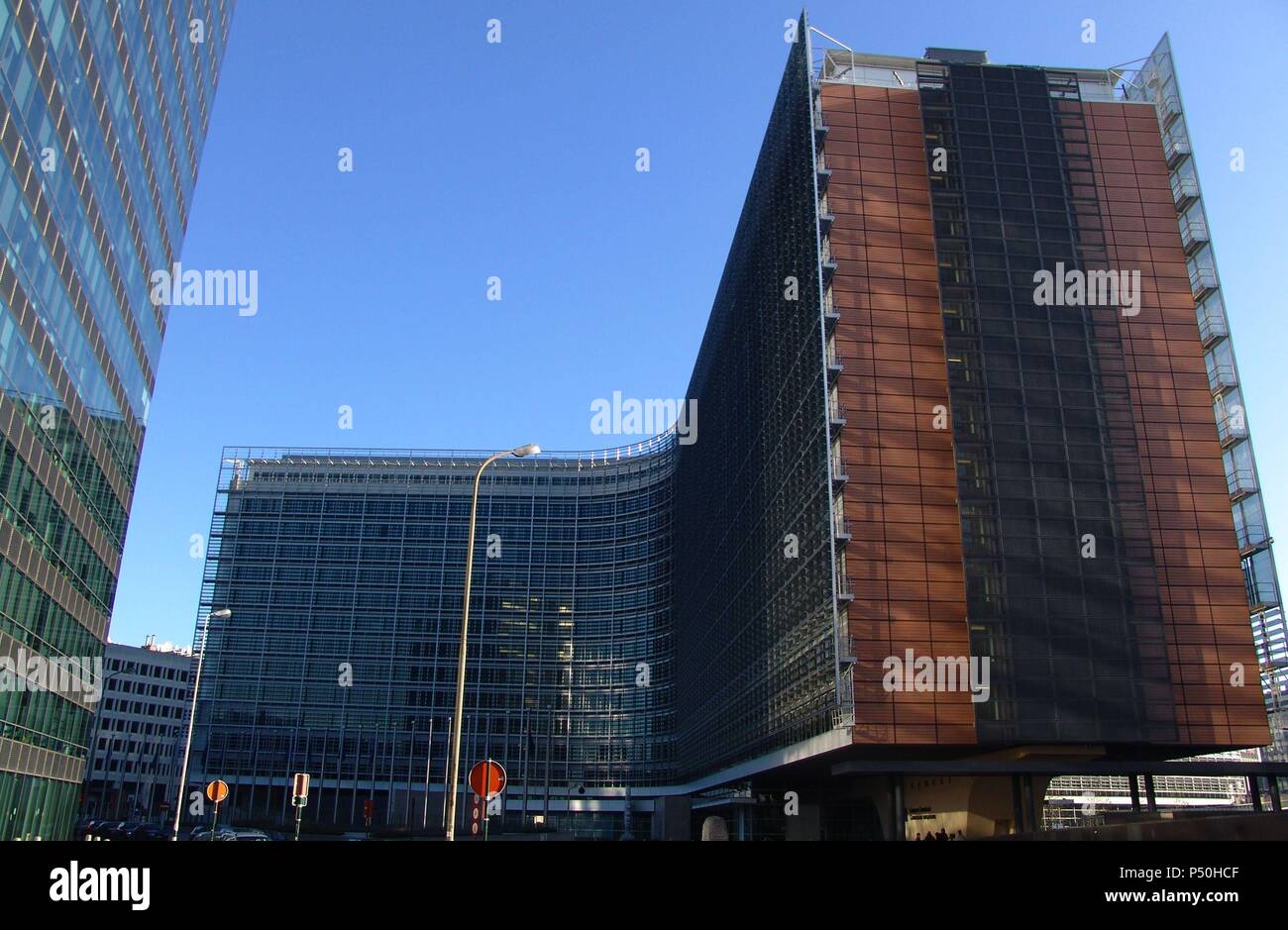 SEDE PRINCIPAL DE LA COMISION EUROPEA. Ubicada en el Edificio Berlaymont, Construído en la década de 1960 por el arquitecto Lucien de Vestel. S. XX. Bruselas. Bélgica. Stockfoto