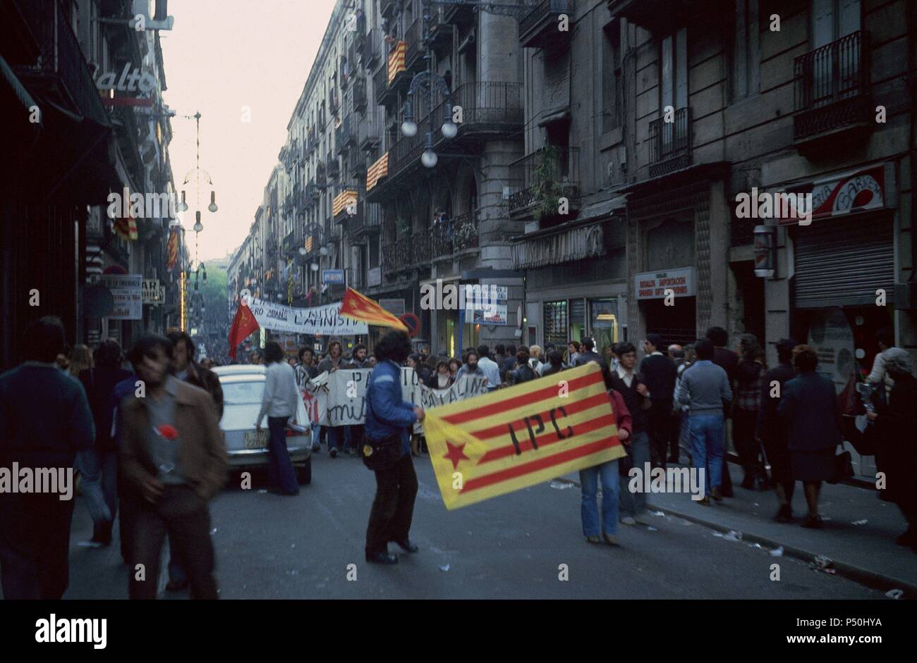 Spanien. Barcelona. Demonstration der katalanischen linken Parteien in der Ferran Straße. Moviment de Defensa de la Terra. Stockfoto