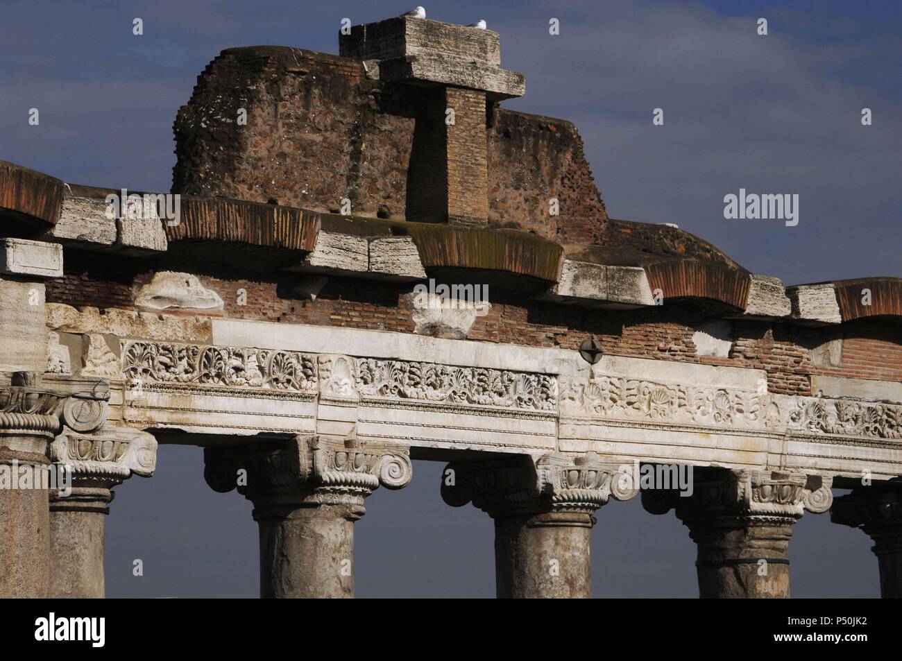 Italien. Rom. Forum Romanum. Tempel des Saturn. In 497 v. Chr. erbaut. Veranda. Detail. Stockfoto