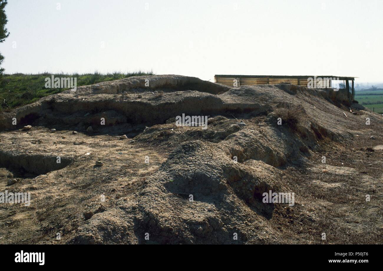 ARTE PREHISTORICO. EDAD METALES. ESPAÑA. PRIMERA EDAD DEL HIERRO (900/850 ein 500/450 ein. C.). POBLADO DEL ALTO DE LA CRUZ. Estado tatsächliche de las Excavaciones (1997). Sus Casas de Planta rechteckig, suelen Tener un Zócalo de Piedra de cimentación sobre las que se levantaban paredes de Adobe, Estando dotadas de hogares, Silos y Bancos. CORTES. Navarra. Stockfoto