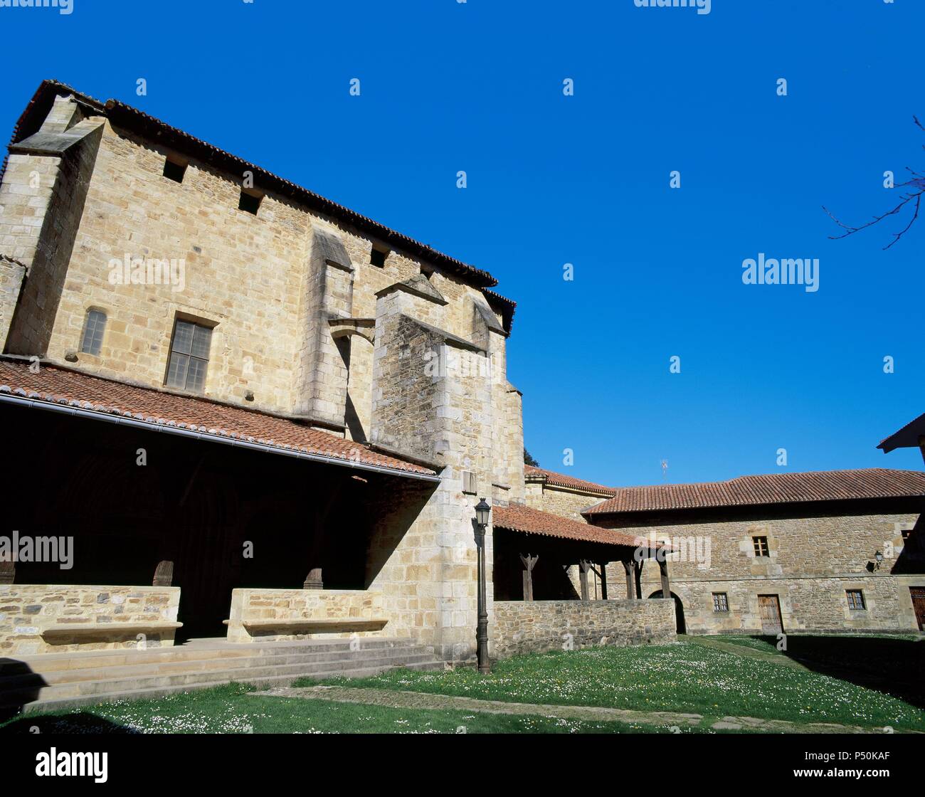 Spanien. Collegiate Kirche von Cenarruza. 14. und 15. Jahrhundert. Von außen. Baskisches Land. Stockfoto