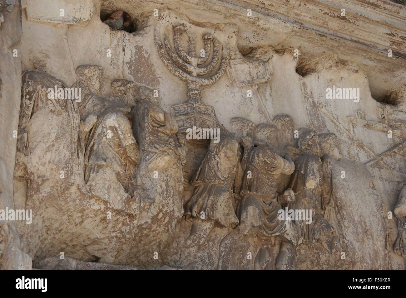 Römische Kunst. Arch von Titus. Triumphbogen, mit einem einzigen gewölbten, befindet sich auf der Via Sacra. Südosten des Forums. Es wurde von Kaiser Domitian im Gedenken an die Eroberung und Plünderung von Jerusalem im Jahre 70 (jüdischer Krieg gebaut). Von den Bogen des Titus, Raub von der Sack von Jerusalem Detail. Rom. Italien. Europa. Stockfoto