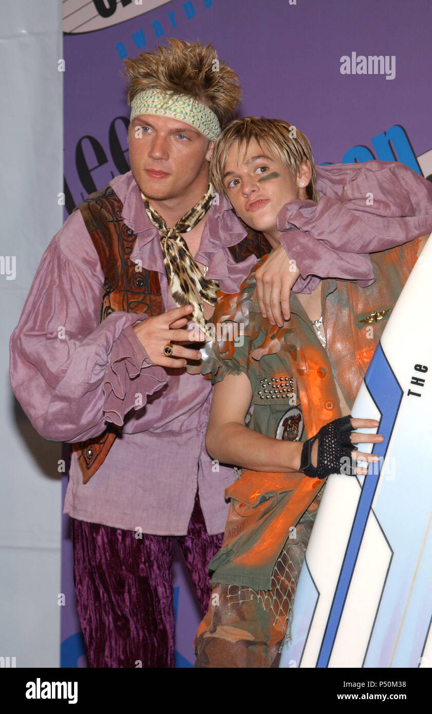 Aaron Carter, rechts, und sein Bruder Nick backstage bei den Teen Choice Awards 2001 an der Universal Amphitheater in Los Angeles Sonntag, 12. August 2001. Aaron gewonnen Wahl männlicher Künstler. - CarterNick Aaron 05. jpgCarterNick Aaron 05 Veranstaltung in Hollywood Leben - Kalifornien, Red Carpet Event, USA, Filmindustrie, Prominente, Fotografie, Bestof, Kunst, Kultur und Unterhaltung, Topix prominente Mode, Besten, Hollywood Leben, Event in Hollywood Leben - Kalifornien, backstage Trophäe, Auszeichnungen zeigen, Film Stars, TV Stars, Musik, Promis, Topix, Bestof, Kunst Kultur und En Stockfoto