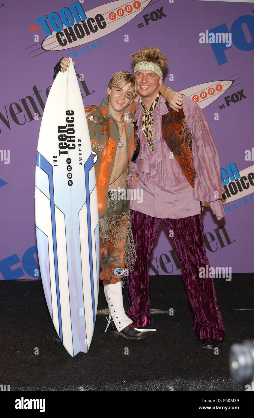 Aaron Carter, Links, und sein Bruder, Nick, backstage bei den Teen Choice Awards 2001 an der Universal Amphitheater in Los Angeles Sonntag, 12. August 2001. Aaron gewonnen Wahl männlicher Künstler. - CarterNick Aaron 06. jpgCarterNick Aaron 06 Veranstaltung in Hollywood Leben - Kalifornien, Red Carpet Event, USA, Filmindustrie, Prominente, Fotografie, Bestof, Kunst, Kultur und Unterhaltung, Topix prominente Mode, Besten, Hollywood Leben, Event in Hollywood Leben - Kalifornien, backstage Trophäe, Auszeichnungen zeigen, Film Stars, TV Stars, Musik, Promis, Topix, Bestof, Kunst und Kultur Stockfoto