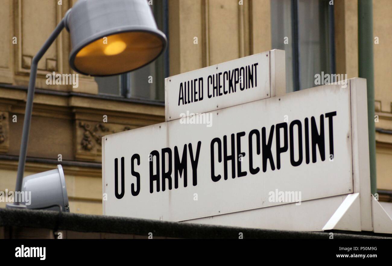 Checkpoint Charlie. Das berühmteste der Grenzübergangsstellen der Berliner Mauer zwischen den beiden Teilen der Stadt. Berlin. Deutschland. Stockfoto