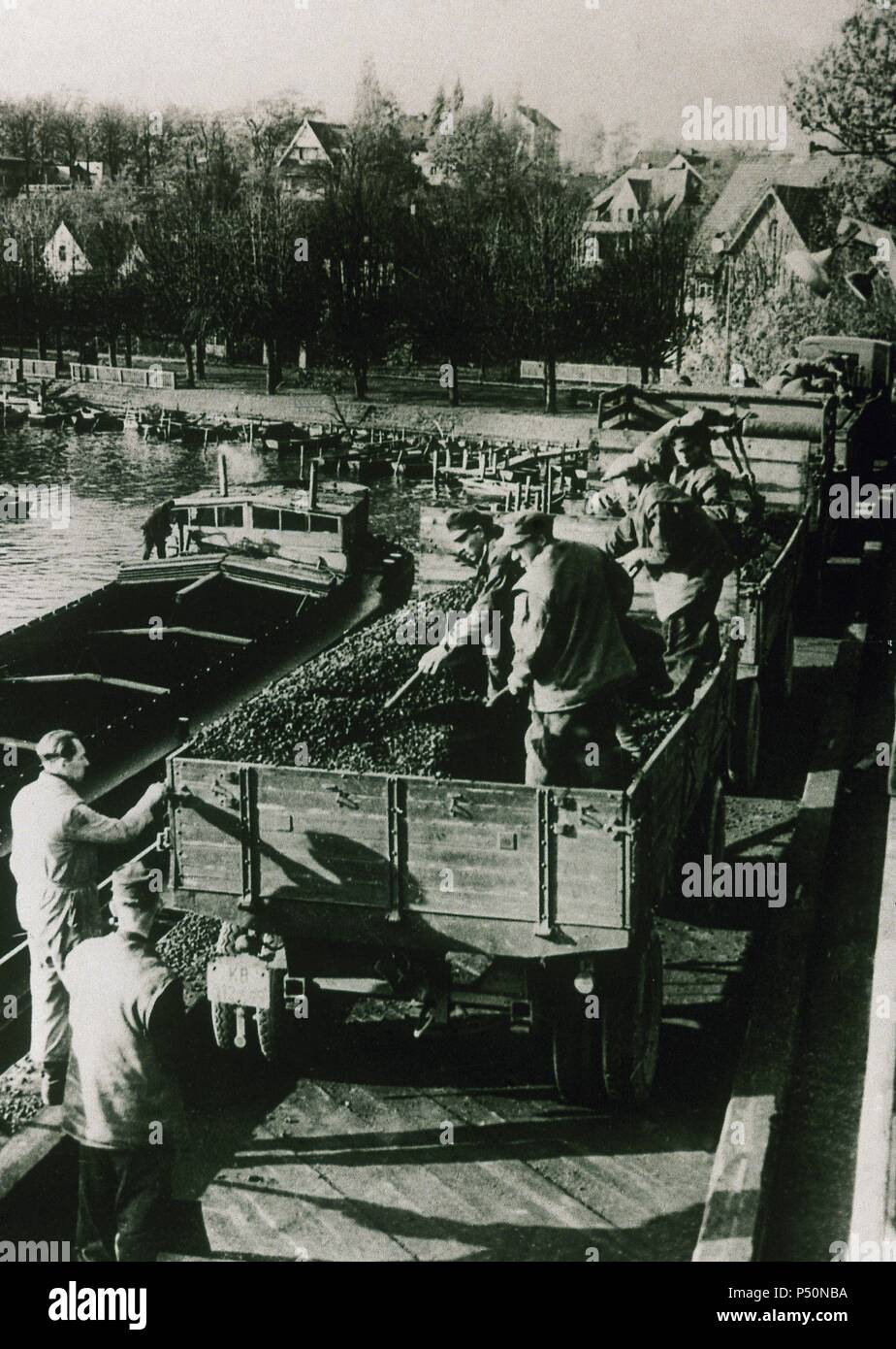 Nachkriegszeit in Deutschland. Berliner Blockade (24. Juni 1948-12. Mai 1949). Die westlichen Alliierten organisierte der Berliner Luftbrücke. Schiffe, die Kohle, die auf See Havel. Fotografie. Stockfoto