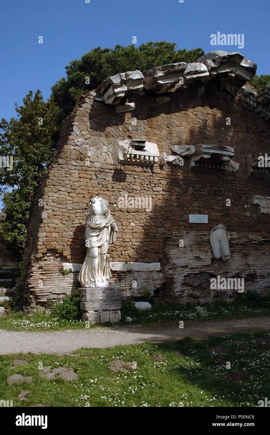 Ostia Antica. Tempel des Augustus und der Roma. 1. Die Statue von Sieg und Marmor Deko auf der Rückseite des Tempels. Italien. Stockfoto